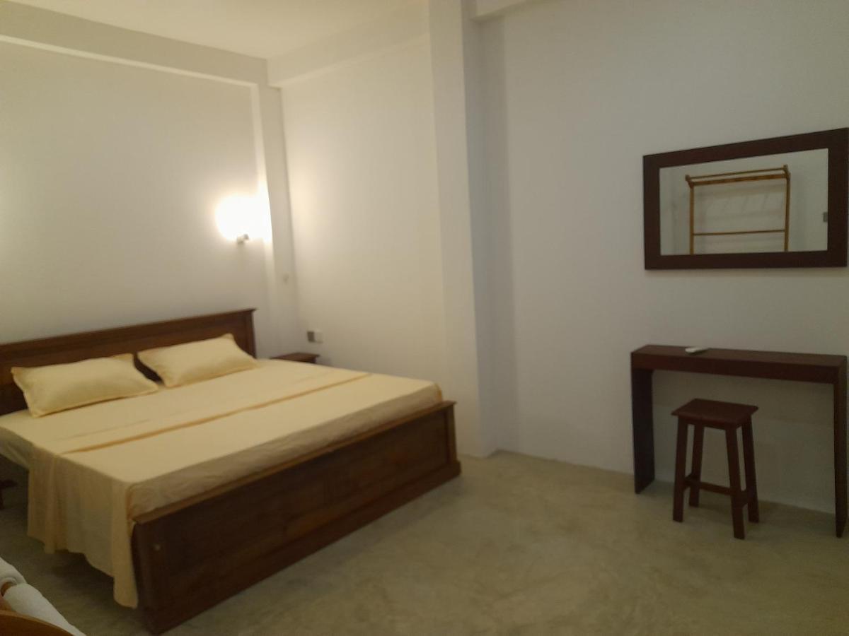 Gloria Inn Negombo Room photo